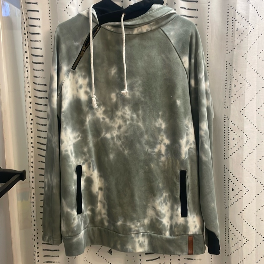 Brand new ampersand avenue, green and white tie dye hoodie. Size XXL